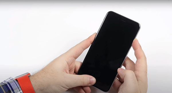 Экран iPhone горит черным, но телефон работает