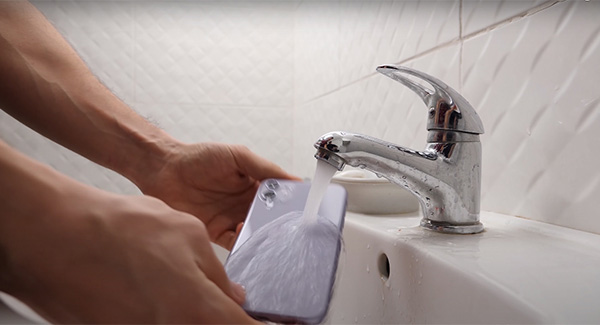Под экран iPhone попала вода: что делать