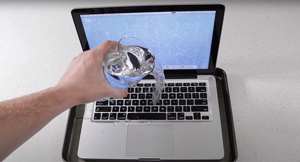 Как спасти ноутбук, если в него попала вода
