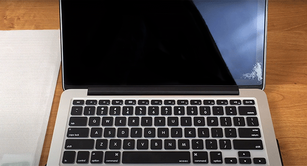 Почему на экране Macbook появились пятна
